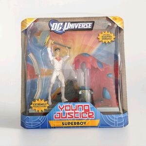 DC Universe Young Justice Superboy , Diorama, Mattel, 2011, NIB, RARE
